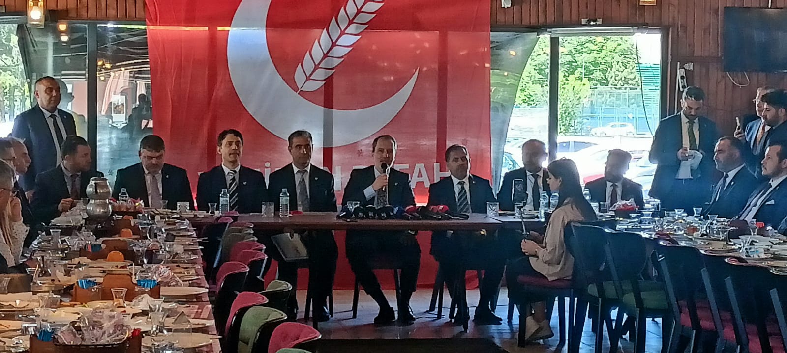 YRP Genel Başkanı Erbakan: “Kayseri’de 100’e yakın AK Partili kardeşimiz rozetlerini alarak Yeniden Refah Partisi’ne katılıyor”